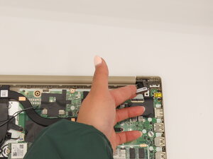 Langkah 3 — Lepaskan Kabel LCD dari Slot