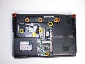 Langkah 5 — Lepaskan Kabel dan Sekrup Keyboard