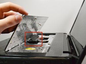 Langkah 3 — Mengangkat Keyboard dan Mengakses RAM