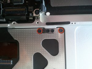 Langkah 7 — Melepas Sekrup Trackpad