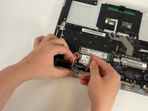 Langkah 3 — Lepaskan Kabel Wi-Fi
