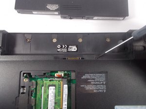 Langkah 3 — Mengeluarkan Disk Drive dan Mengambil Screws