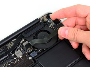 Langkah 3 — Lepaskan Kabel I/O Board