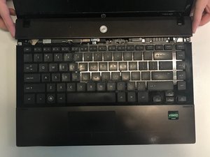 Langkah 4 — Angkat Keyboard dan Lepaskan Mouse Pad