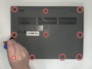 Langkah 1 — Membuka Casing Bawah Laptop