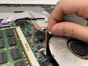 Langkah 4 — Mengangkat Kipas dari Motherboard