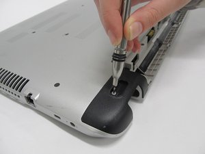 Langkah 4 — Lepaskan Sekrup di Bay CD Drive