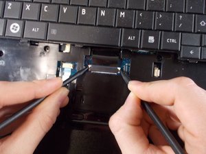 Langkah 4 — Lepaskan Kabel Keyboard