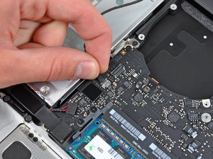 Langkah 4 — Melepaskan Kabel iSight