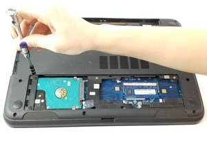 Langkah 2 — Membuka Panel Akses Hard Drive