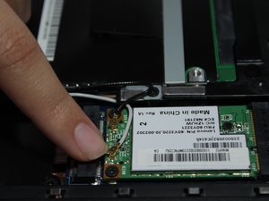 Langkah 4 — Mengangkat Kabel dan Mengganti Kartu WiFi