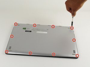 Langkah 1 — Matikan Laptop dan Buka Tutup Bagian Bawah