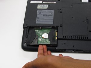 Langkah 2 — Lepaskan Hard Drive Lama