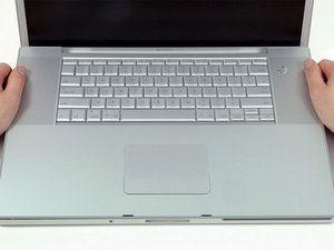 Langkah 6 — Membuka Casing Laptop