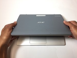 Langkah 1 — Lepaskan Tablet dari Keyboard