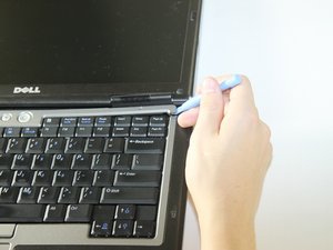 Langkah 2 — Lokasi dan Lepas Penutup Keyboard