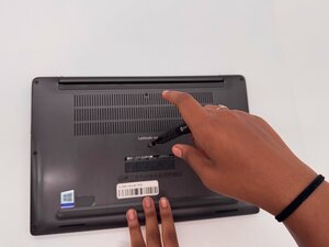 Langkah 1 — Membuka Bagian Bawah Laptop
