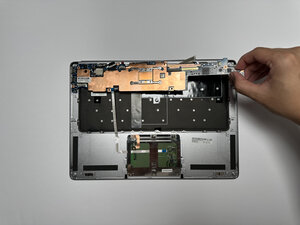 Langkah 6 — Angkat Motherboard
