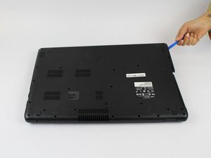 Langkah 2 — Membuka Panel Bawah Laptop