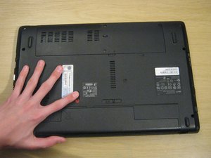 Langkah 1 — Mengeluarkan Baterai Laptop