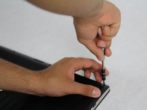 Langkah 1 — Menghilangkan Screws di Bagian Belakang