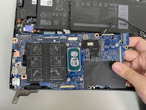 Langkah 11 — Angkat Motherboard
