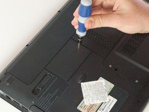 Langkah 1 — Buka Panel Bawah Laptop