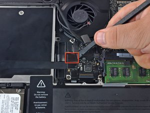 Langkah 3 — Mengangkat Kabel Optical Drive