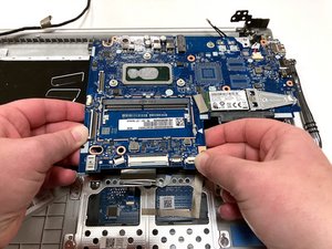 Langkah 6 — Angkat Motherboard dari Laptop