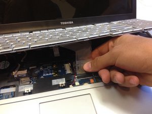 Langkah 4 — Mengangkat Keyboard dengan Hati-hati