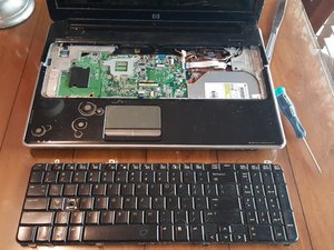 Langkah 5 — Lepaskan Kabel dan Keyboard