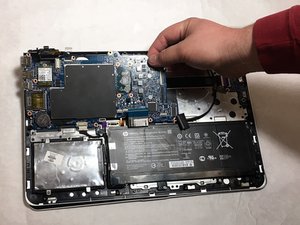 Langkah 4 — Mengangkat Motherboard