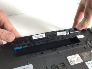 Langkah 3 — Buka Panel Bawah Laptop