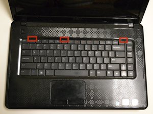 Langkah 2 — Membuka Keyboard Laptop