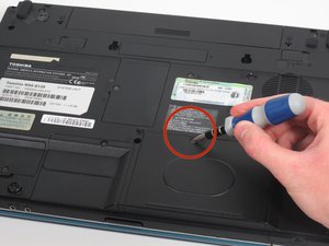 Langkah 1 — Mengakses Panel Belakang Laptop