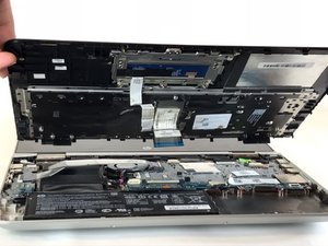 Langkah 7 — Lepaskan Keyboard dari Basis Laptop