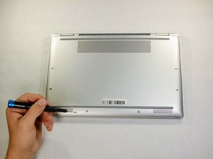 Langkah 1 — Matikan Laptop dan Buka Tutup Bawah