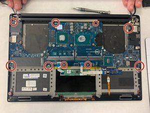 Langkah 6 — Melepas Baut Motherboard