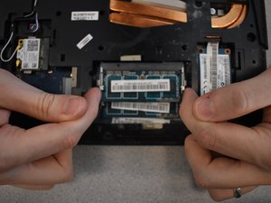 Langkah 6 — Melepas Kabel Wi-Fi