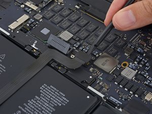 Langkah 2 — Mengangkat Kabel Touchpad