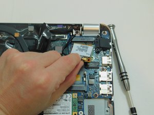 Langkah 9 — Lepaskan Adapter Nirkabel