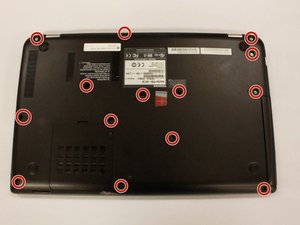 Langkah 2 — Mengambil Screws dari Casing Belakang