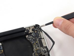 Langkah 6 — Lepaskan Gasket dan Sekrup I/O Board