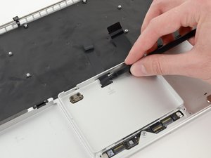 Langkah 3 — Mengeluarkan Kabel Trackpad dari Slot Casing