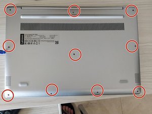 Langkah 1 — Matikan Laptop dan Buka Casing Bawah