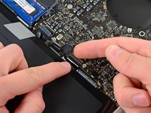 Langkah 10 — Mengangkat Kabel Keyboard