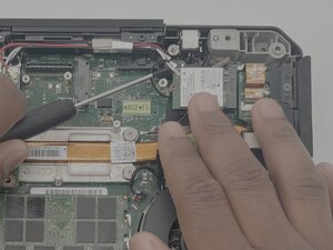 Langkah 3 — Mengangkat Konektor Kartu Wi-Fi