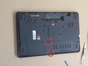 Langkah 2 — Buka Penutup RAM, HDD, dan WiFi