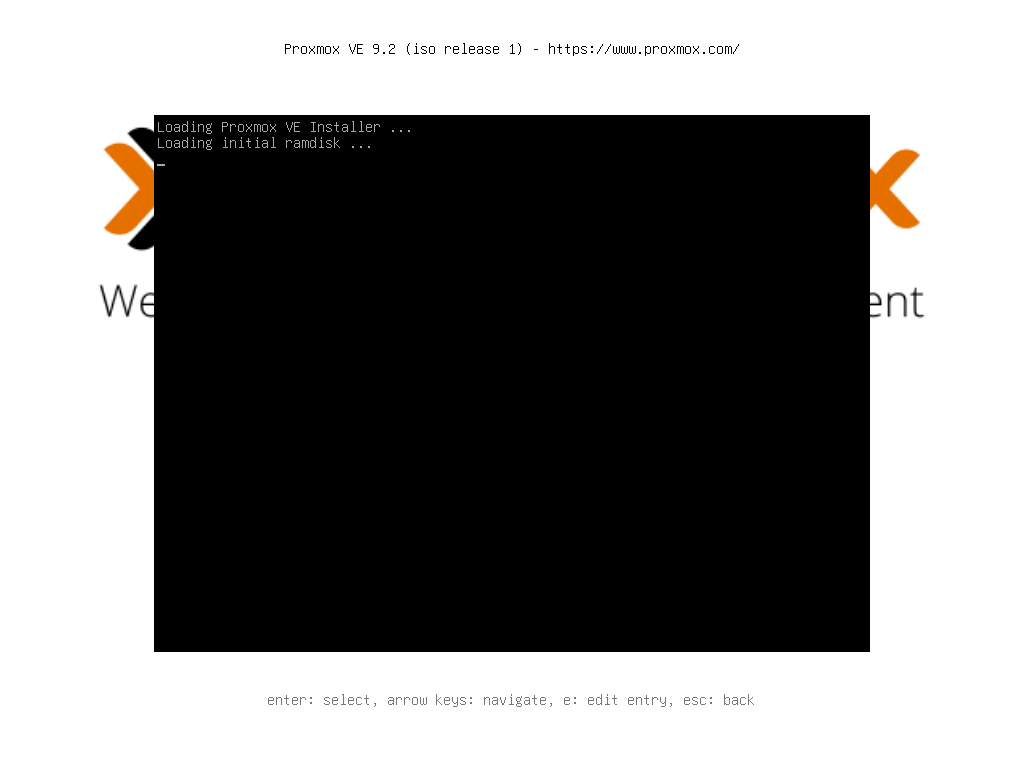 Layar hitam bertuliskan Loading Proxmox VE Installer dan Loading initial ramdisk dengan logo X Proxmox terlihat di kedua sisi layar