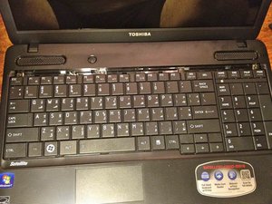 Langkah 2 — Lepaskan Sekrup Penahan Keyboard